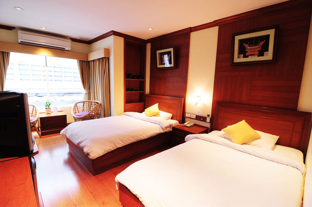Hotel Baan Sukhumvit Soi 18 Bangkok Exterior foto