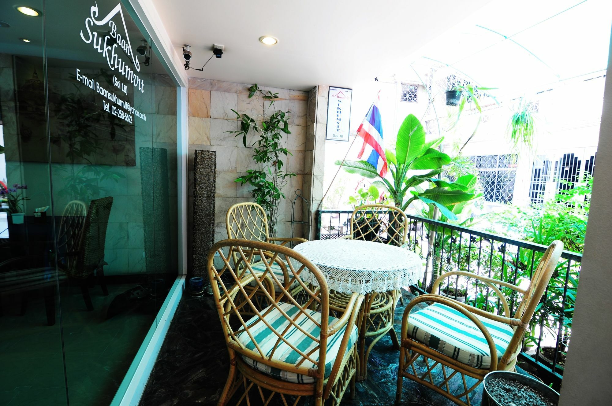 Hotel Baan Sukhumvit Soi 18 Bangkok Exterior foto