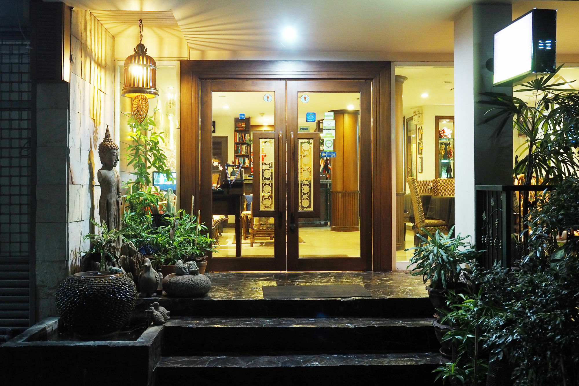 Hotel Baan Sukhumvit Soi 18 Bangkok Exterior foto