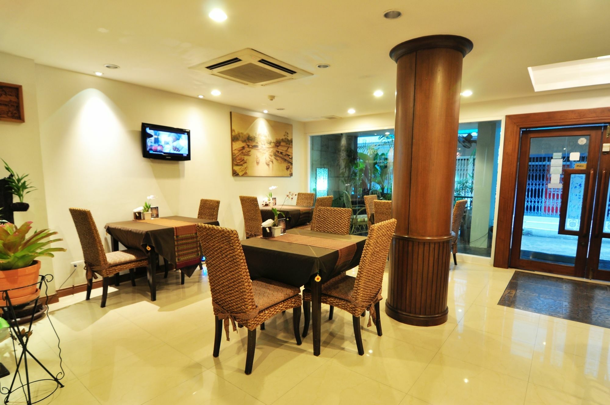 Hotel Baan Sukhumvit Soi 18 Bangkok Exterior foto